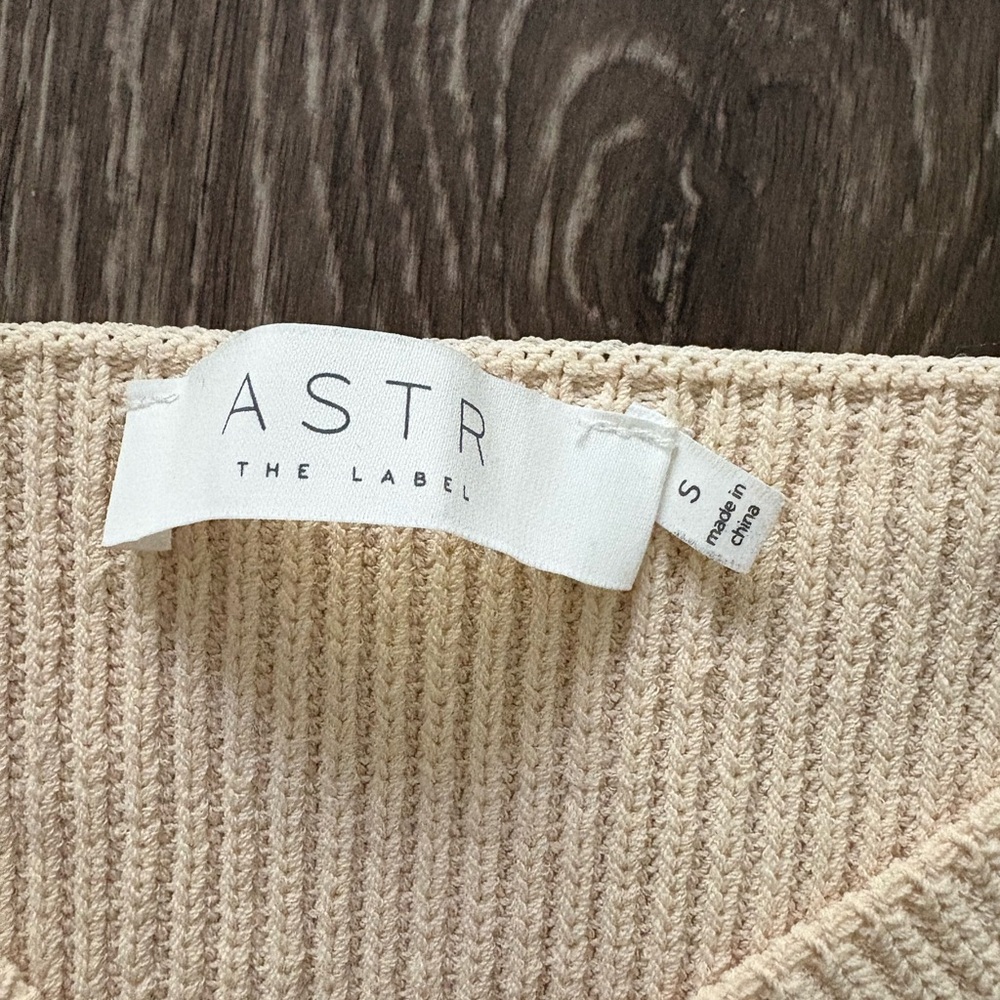NWT Astr Beige Knit Puff Top with Floral Details Size S - Picture 3 of 3